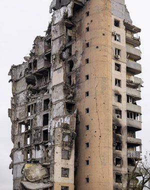 Ukrayna 'daki savaş sırasında şehirdeki evleri yakıp yıktılar.