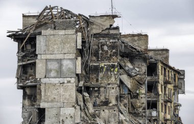 Ukrayna 'daki savaş sırasında şehirdeki evleri yakıp yıktılar.