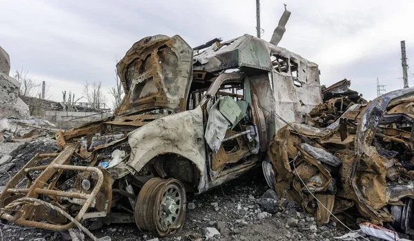 乌克兰与俄罗斯的Mariupol战争中Azovstal工厂车间的烧毁汽车和被毁建筑 — 图库照片