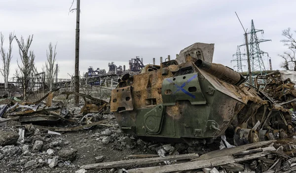 Tanque Quemado Edificios Destruidos Tienda Planta Azovstal Guerra Mariupol Ucrania — Foto de Stock