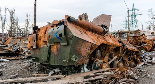 在乌克兰与俄罗斯的Mariupol战争中烧毁了Azovstal工厂的坦克和被毁建筑 — 图库照片
