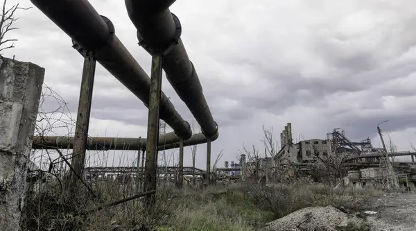 Rusya Ile Ukrayna Daki Mariupol Savaşındaki Azovstal Fabrikasının Atölyesinin Binalarını — Stok fotoğraf