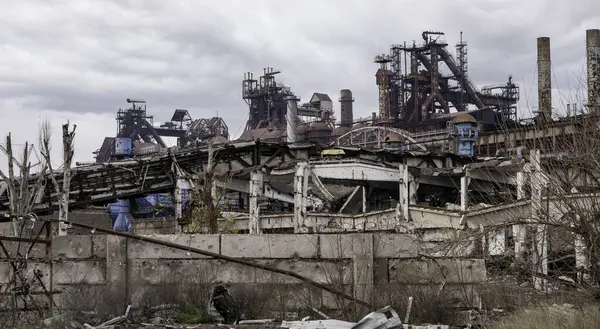 Destruido Edificios Del Taller Planta Azovstal Guerra Mariupol Ucrania Con —  Fotos de Stock