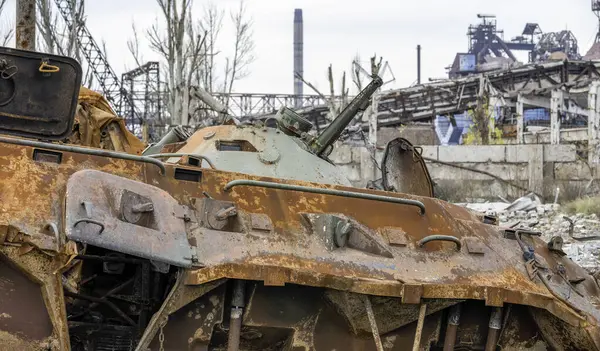 Сгоревший Танк Разрушенные Здания Цеха Завода Азовсталь Мариупольской Войне Россией — стоковое фото