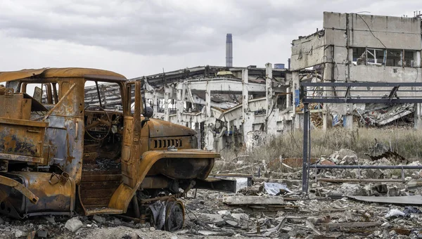 Burnt Cars Destroyed Buildings Workshop Azovstal Plant Mariupol War Ukraine — Fotografia de Stock