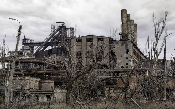 Rusya ile Ukrayna 'daki Mariupol savaşındaki Azovstal fabrikasının atölyesinin binalarını yıktılar