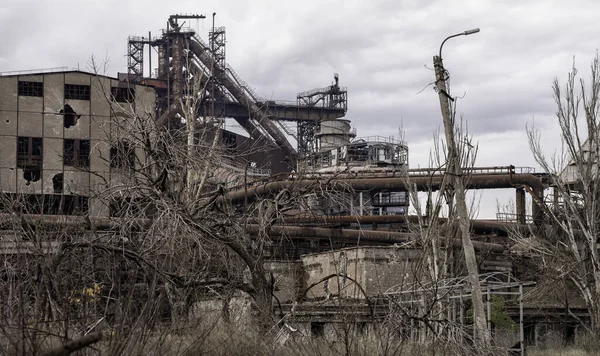 Rusya ile Ukrayna 'daki Mariupol savaşındaki Azovstal fabrikasının atölyesinin binalarını yıktılar