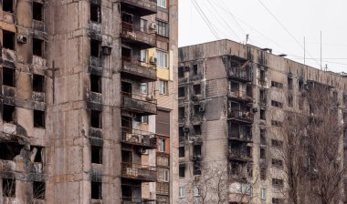 Ukrayna 'daki savaş sırasında şehirdeki evleri yakıp yıktılar.