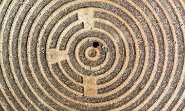 Soyut desenli eski sarı duvar birçok daire ve paslı arkaplan