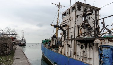 old ship without people ran aground in Ukraine during the war with Russia