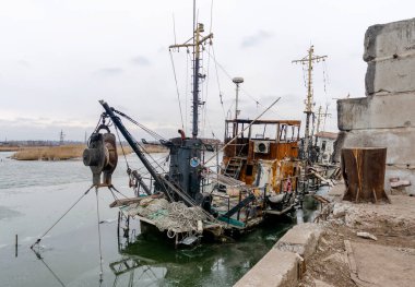 old ship without people ran aground in Ukraine during the war with Russia