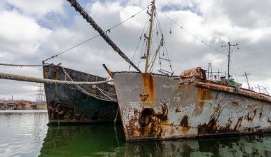 old ship without people ran aground in Ukraine during the war with Russia