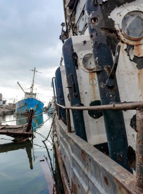 old ship without people ran aground in Ukraine during the war with Russia