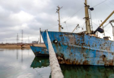 Ukrayna ve Rusya arasındaki savaş sırasında limandaki hasarlı eski gemileri terk etti.