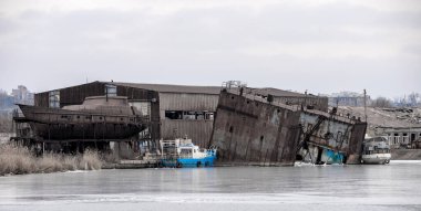 old ship without people ran aground in Ukraine during the war with Russia