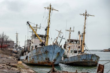 old ship without people ran aground in Ukraine during the war with Russia