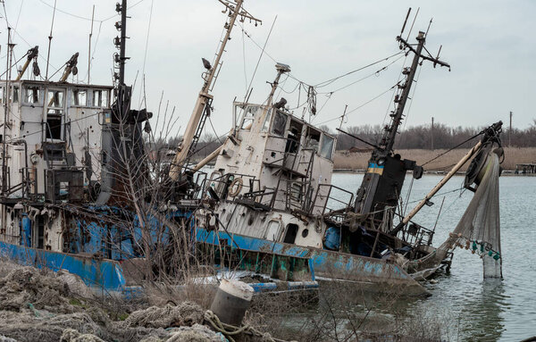 Старый корабль без людей сел на мель на Украине во время войны с Россией