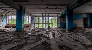 Ukrayna 'da harap olmuş bir okulda.