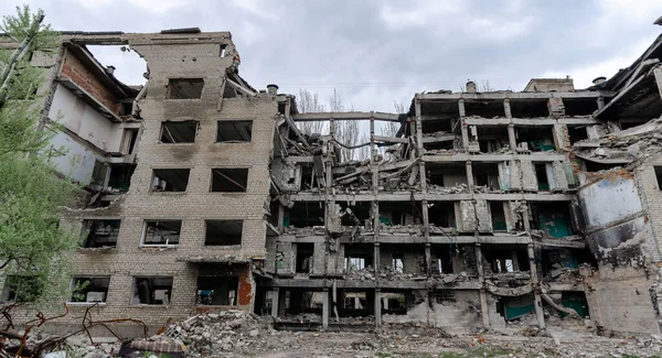 Ukrayna 'da okul inşa savaşını yok etti