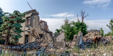 Ukrayna 'daki savaş sırasında şehirdeki evleri yakıp yıktılar.