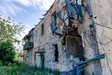 Ukrayna 'daki savaş sırasında şehirdeki evleri yakıp yıktılar.