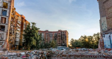 Ukrayna 'daki savaş sırasında şehirdeki evleri yakıp yıktılar.