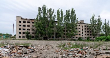 Ukrayna 'da harap olmuş bir okulda.