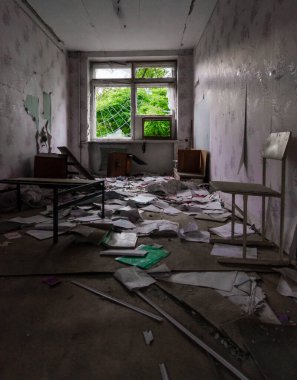 Ukrayna 'da harap olmuş bir okulda.