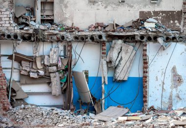 Ukrayna 'daki savaş sırasında şehirdeki evleri yakıp yıktılar.