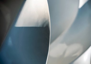 geometrik şekillerin eğri çizgilerinden mavi ve gri soyut arkaplan minimalist tasarım deseni