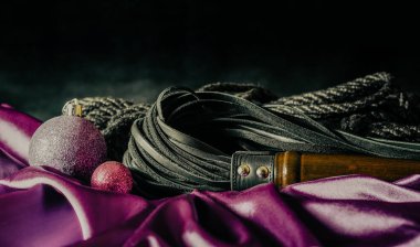 BDsm hala deriden siyah kirpik shibari ipi ve pembe kumaş üzerinde leylak noel topu