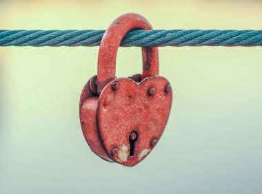 bir anahtar deliği ile bir ip üzerinde kırmızı soyma metal düğün kilidi