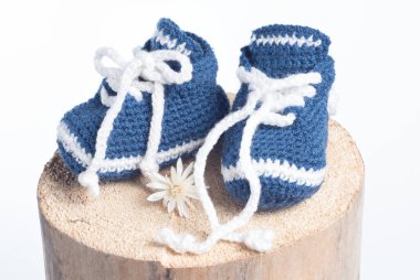 Beyaz arka planda izole edilmiş yün ayakkabılar örülmüş.