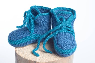 Beyaz arka planda izole edilmiş yün ayakkabılar örülmüş.