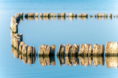 öğleden sonra sonbaharda sakin göl suyunda ahşap mesajlar