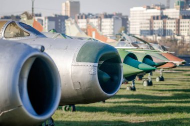Şehrin arka planına karşı eski bir savaş uçağı sergi müzesi.