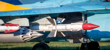 Roket ve askeri savaş uçakları yaklaşıyor.