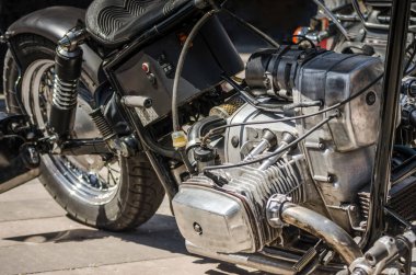 Eski motosiklet motoru kapanıyor.