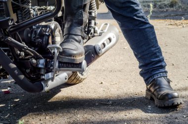 ayak bisikletçileri bir motosiklet üzerinde oturan motosiklet Boots