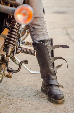 bir motosiklet üzerinde oturan bir motosiklet Boot bir motorcu kızın ayak