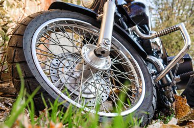 Sonbahar manzarasında klasik helikopter motorsikleti yakın plan