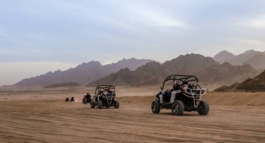Mısır'da arabası ile çöle turist gezisi
