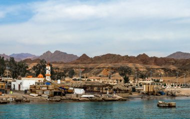 balıkçı köyü Mısır dağ zemin karşı Kızıldeniz kıyısında