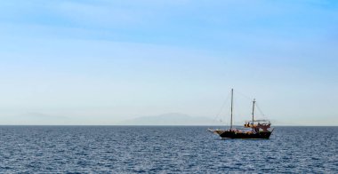 Sharm El Sheikh Mısır 'daki adanın arka planında, Kızıl Deniz' deki siyah yat.