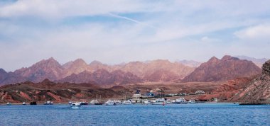 Sharm El Sheikh Mısır 'da kayalık kıyılarda tekne gezintisi