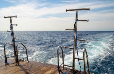 tekneler Kızıldeniz Mısır mavi su karşı kaldırdı merdivenler ile besleme