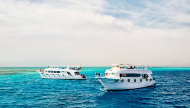 Kızıl Deniz 'in arka planında Sharm El Sheikh Mısır' da iki beyaz tekne turisti.