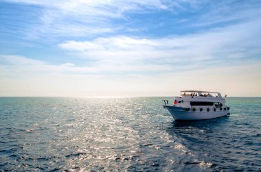 Mısır 'daki Kızıl Deniz' de Sharm El Sheikh 'e giden turist botu.