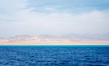 Kızıl Deniz manzarası ve kayalık dağları ve Sharm El Sheikh Mısır 'da bulutlu mavi gökyüzü.