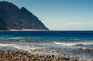 Mısır'da kızıldeniz kayalık kıyısı